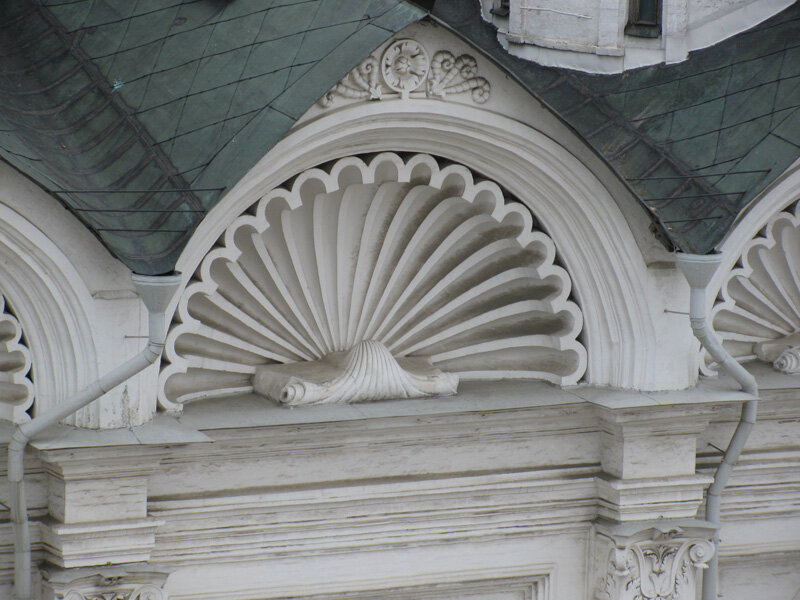 Мотив раковины в декоре здания.